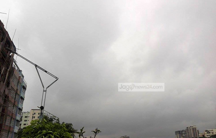 শ্রাবণ এলেই থেমে থেমে বৃষ্টি নামে। নীল আকাশে থাকে কালো মেঘের আনাগোনা। এ দৃশ্য সত্যিই উপভোগ্য। ছবি : আবু সালেহ সায়াদাত