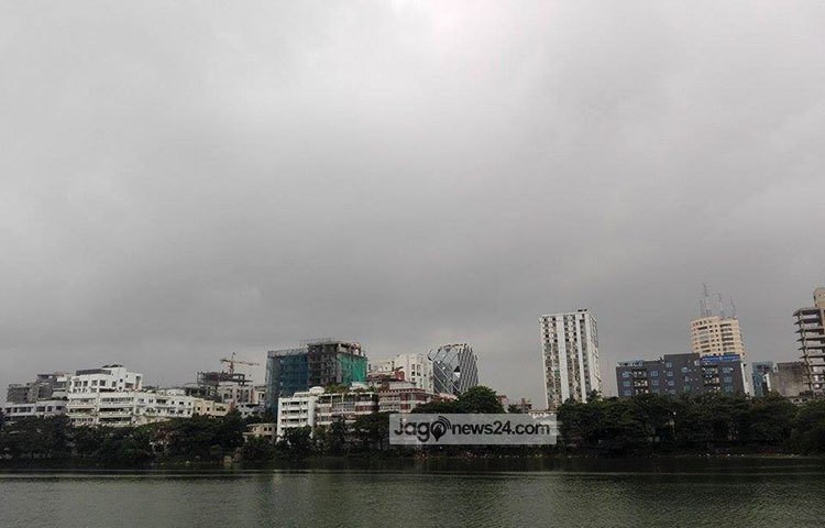 ইট, পাথরের এই শহরেও শ্রাবণের কালো মেঘ নিয়ে আসে অপরূপ সৌন্দর্য। উপরে তাকালে মনে হচ্ছে আকাশ বুঝি অভিমান করে আছে। ছবি : আবু সালেহ সায়াদাত