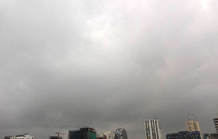 এমন মেঘলা দিনে অনেকেই ঘরের বাইরে বের হতে চান না। আবারও কেউ কেউ মেঘলা দিনের সৌন্দর্য উপভোগ করার জন্য ঘুরতে বের হন। ছবি : আবু সালেহ সায়াদাত