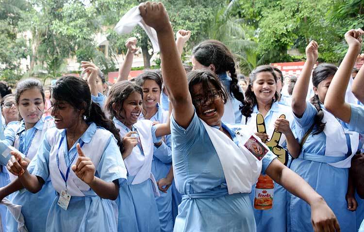 ফল প্রকাশের সংবাদ পেয়েই আনন্দে নৃত্য করছে ভিকারুননিসা নূন স্কুল এন্ড কলেজের ছাত্রীরা। এ যেন বাঁধ ভাঙ্গা আনন্দ। ছবি : বিপ্লব দিক্ষিৎ