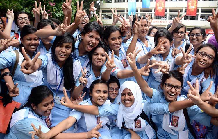 বিজয় চিহ্ন দেখাচ্ছে ভিকারুননিসা নুন স্কুল এন্ড কলেজের ছাত্রীরা। ২০১৭ সালে রাজধানীর অন্যতম শিক্ষা প্রতিষ্ঠান ভিকারুননিসা নূন স্কুল অ্যান্ড কলেজ থেকে উচ্চ মাধ্যমিক সার্টিফিকেট (এইচএসসি) পরীক্ষায় পাশের হার ৯৯ দশমিক ৬২ শতাংশ। ছবি : বিপ্লব দিক্ষিৎ