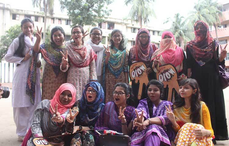 মতিঝিল আইডিয়াল স্কুল এন্ড কলেজের ছাত্রীরা আনন্দ প্রকাশ করছে। সারাদেশে গত বছর পাসের হার ছিল ৭৭ দশমিক ৭০ শতাংশ। জিপিএ- ৫ পেয়েছিলেন ৫৮ হাজার ২৭৬ শিক্ষার্থী। ছবি : বিপ্লব দিক্ষিৎ