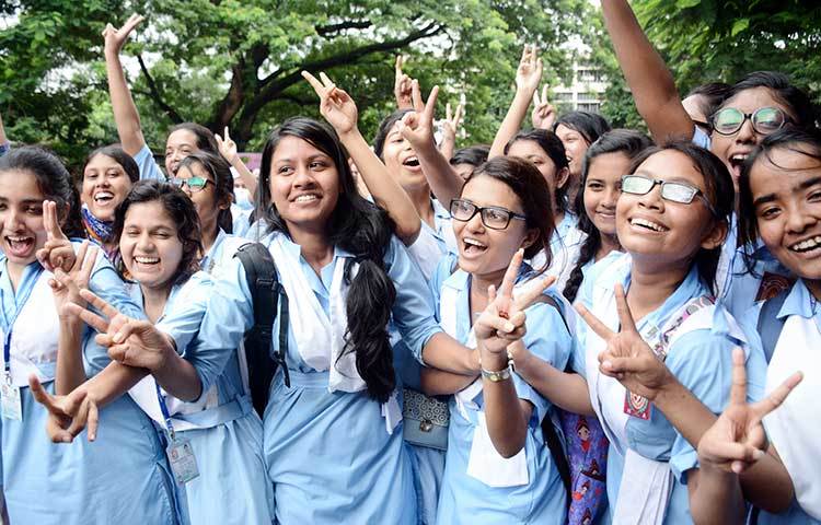 সারাবছর লেখাপড়া উচ্ছ্বসিত এই ছাত্রীরা এমনই ফলাফল প্রত্যাশা করেছিলো। জানা গেছে গত বছরের তুলনায় এবার পাসের হার কমেছে ৫ দশমিক ৭৯ শতাংশ। জিপিএ পাওয়া শিক্ষার্থীর সংখ্যাও কমেছে ২০ হাজার ৩০৭ জন। ছবি : বিপ্লব দিক্ষিৎ
