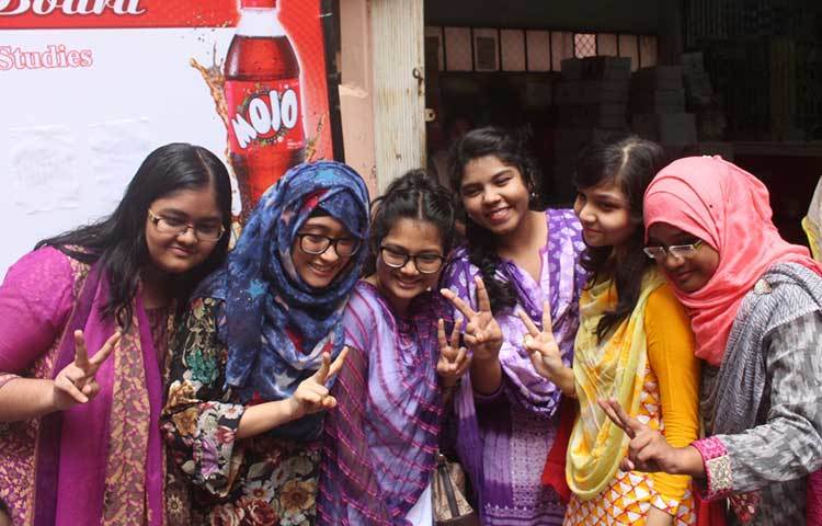 আনন্দের এই মুহূর্ত ধরে রাখতে মতিঝিল আইডিয়াল স্কুল এন্ড কলেজের ছাত্রীরা ক্যামেরাবন্দি হচ্ছে। ছবি : বিপ্লব দিক্ষিৎ