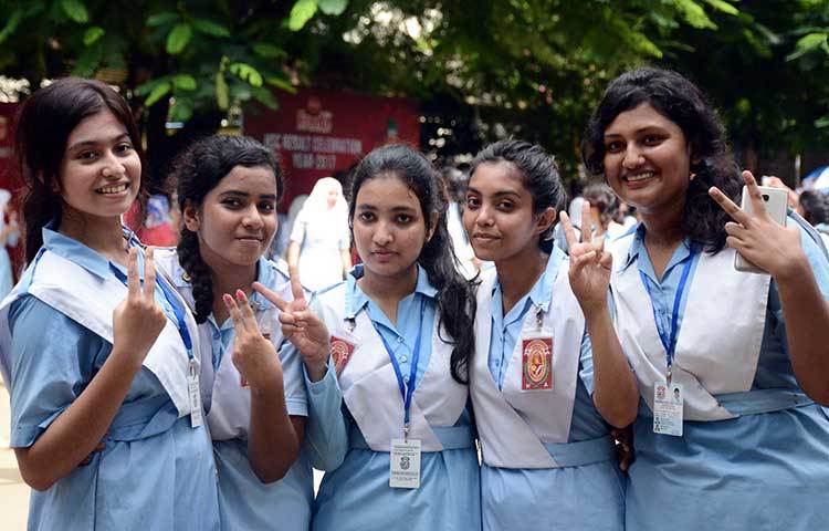 রোববার ঘোষিত ফলাফলে ভিকারুননিসা কলেজ থেকে মোট ১৮২১ ছাত্রীর মধ্যে ৩ জন বাদে সবাই উত্তীর্ণ হয়েছেন। বিজ্ঞান বিভাগের ওই ৩ ছাত্রী অনুপস্থিত ছিলেন। ছবি : বিপ্লব দিক্ষিৎ