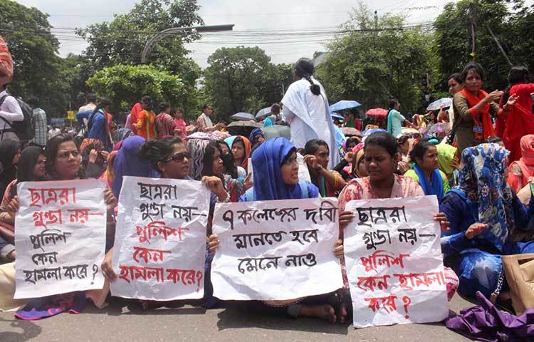 শনিবার বেলা ১১টা থেকে তারা নিউ মার্কেট ক্রসিং ও নীলক্ষেতে সড়ক অবরোধ করে স্লোগান দিতে শুরু করেন। দুপুর ১টার পর শিক্ষার্থীরা অবরোধ প্রত্যাহার করে নেন। ছবি : বিপ্লব দিক্ষিৎ