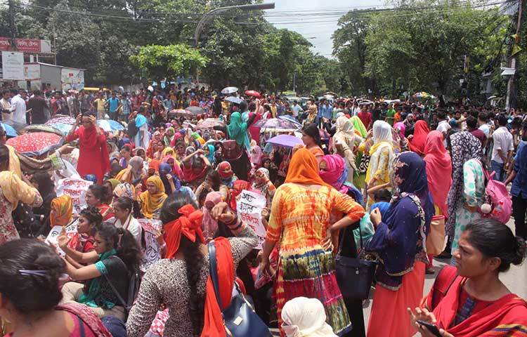 ঢাকা বিশ্ববিদ্যালয়ের (ঢাবি) অধিভুক্ত কলেজ শিক্ষার্থীদের ওপর পুলিশি হামলা, গুলি ও মামলার প্রতিবাদে নীলক্ষেত ও নিউমার্কেটের সামনে থেকে সড়ক অবরোধে ছাত্র-ছাত্রীরা অংশ নেয়। ছবি : বিপ্লব দিক্ষিৎ