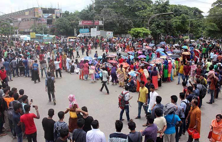 নিউ মার্কেট থানা পুলিশ জানায়, অবরোধকালে তারা শিক্ষার্থীদের ঘিরে রাখেন। ছবি : বিপ্লব দিক্ষিৎ