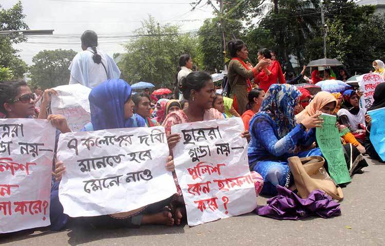 ছাত্রীরা প্রাতিবাদ জানাতে রাস্তায় বসেছে। অবরোধকালে নীলক্ষেত মোড়ে শিক্ষার্থীরা একটি মিনিবাস ভাঙচুর করেছে বলে জানা গেছে। তবে ঘটনাটি অস্বীকার করেছে পুলিশ। ছবি : বিপ্লব দিক্ষিৎ