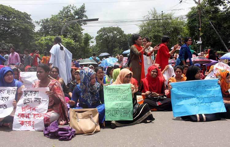 পুলিশের ‘কাঁদানে গ্যাসের শেলের’ আঘাতে আহত সরকারি তিতুমীর কলেজের ছাত্র মো. সিদ্দিকুর রহমানের চিকিৎসার দাবীতে শিক্ষার্থীরা। ছবি : বিপ্লব দিক্ষিৎ