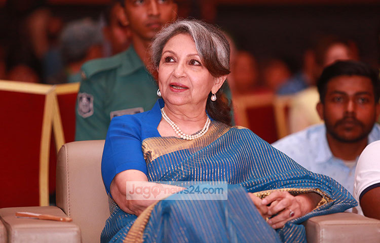 বলিউডের জীবন্ত কিংবদন্তি অভিনেত্রী শর্মিলা ঠাকুর তার ঢাকাই ভক্ত দর্শকদের মুগ্ধতায় ভাসিয়েছেন। ছবি : মাহবুব আলম