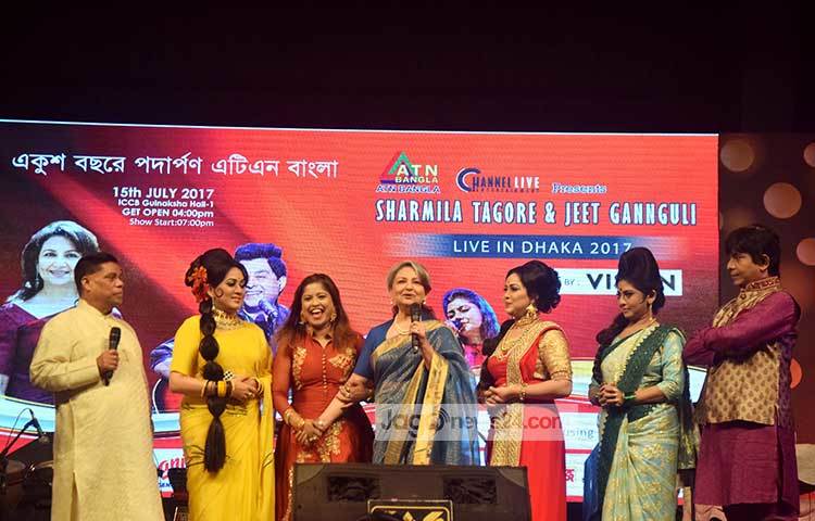 বেসরকারি টেলিভিশন চ্যানেল এটিএন বাংলার ২১তম প্রতিষ্ঠাবার্ষিকী উপলক্ষে চ্যানেল লাইভ এন্টারটেইনমেন্ট আয়োজিত ‘শর্মিলা ঠাকুর-জিৎ গাঙ্গুলী লাইভ ইন ঢাকা’ পাওয়ার্ড বাই ভিশন কনসার্টে অংশ নিতে এসেছেন শর্মিলা। ছবি : মাহবুব আলম
