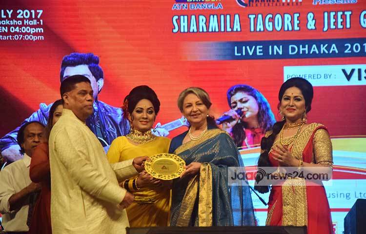 এটিএন বাংলার পক্ষ থেকে সম্মাননা জানানো হয়েছে শর্মিলা ঠাকুরকে। সম্মননা জানানোর জন্য এটিএন কর্তৃপক্ষকে ধন্যবাদ জানিয়েছেন। ছবি : মাহবুব আলম