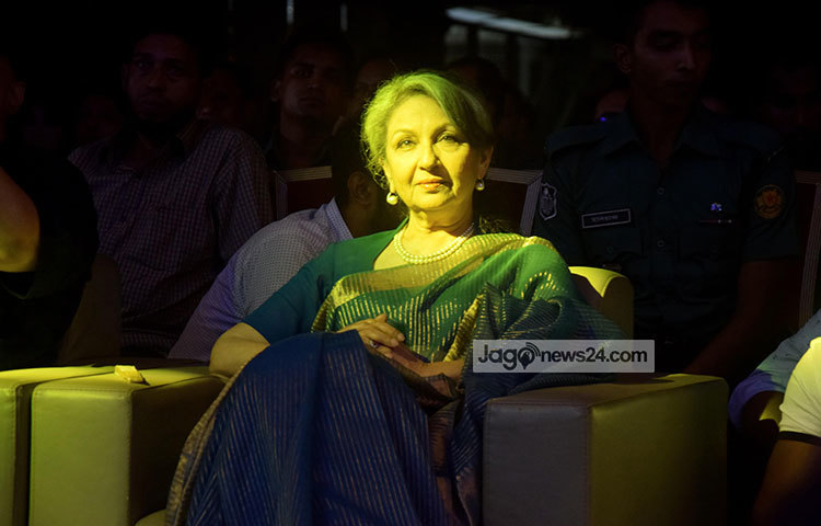 শর্মিলা ঠাকুর মুগ্ধ নয়নে ‘শর্মিলা ঠাকুর-জিৎ গাঙ্গুলী লাইভ ইন ঢাকা’ কনসার্ট উপভোগ করছেন। ছবি : মাহবুব আলম