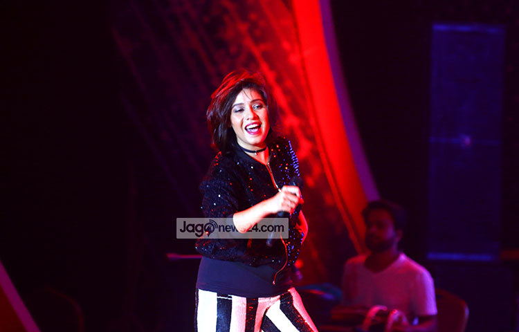 নৃত্য-গীতে ঢাকা মাতালেন সুনিধি চৌহান। গানে গানে শ্রোতাদের সুরের মূর্ছনায় মুগ্ধ করেন। ছবি: মাহবুব আলম