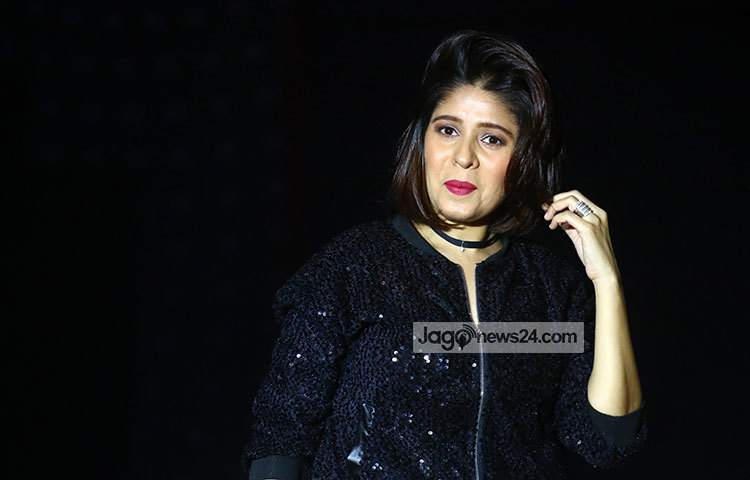 মঞ্চে শ্রোতাদের মুখোমুখি সুনিধি চৌহান। এবার তার কণ্ঠের শ্রোতাপ্রিয় গানগুলো গেয়ে ঢাকাই ভক্তদের মাত করেছেন। ছবি: মাহবুব আলম