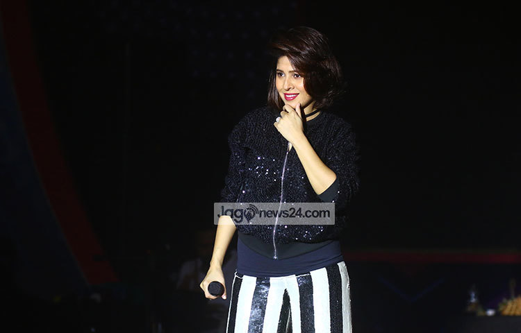 গানে গানে শ্রোতা ও ভক্তদের সঙ্গে ভাব বিনিময় করছেন সুনিধি। প্রতিবারই তিনি ঢাকাই শ্রোতাদের ভালোবাসায় সিক্ত হন। ছবি: মাহবুব আলম