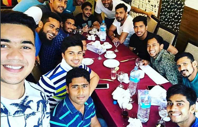 সতীর্থদের সঙ্গে হাসিমাখা মুখে সেলফিবন্দি হয়েছেন তাসকিন। একটু অবসর পেলেই তিনি সবার সঙ্গে আনন্দে মেতে ওঠেন।