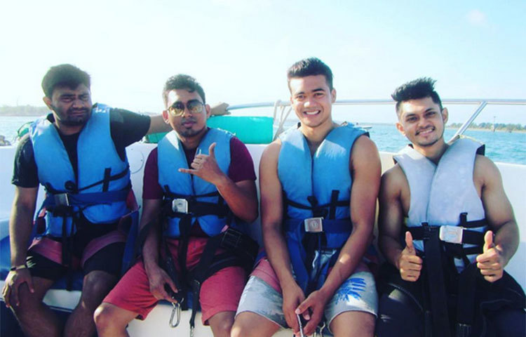 নৌভ্রমণে তাসকিন আহমেদ। তার মুখে যেন হসি সব সময় লেগেই থাকে। তাসকিনকে তরুণ ভক্তরা কাছে পেলে ঘিরে ধরে।