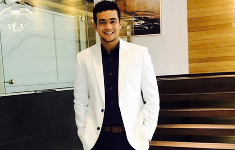 অফিসিয়াল পোশাকে হাস্যোজ্জ্বল তাসকিন। শুধু দেশে নয় দেশের বাইরেও তার অনেক ভক্ত রয়েছে।