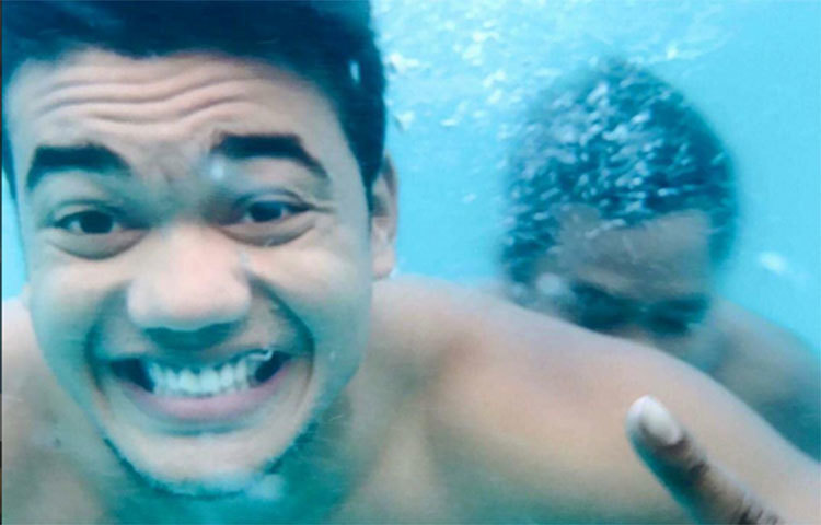 সাঁতার কাটাতে গিয়েও হাসিমুখে ছবি তুলেছেন তাসকিন। সেই সঙ্গে বিজয় চিহ্নও দেখাচ্ছেন।
