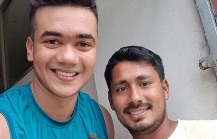 সতীর্থ আশরাফুলের সঙ্গে সেলফিবন্দি হয়েছেন তাসকিন। ভক্তরা তাসকিনের এমন হাস্যোজ্জ্বল মুখ সব সময় দেখতে চান।