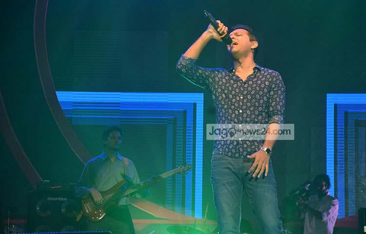 গান গাইছেন তাহসান। কনসার্টে গান পরিবেশন করে উপস্থিত সবাইকে মুগ্ধ করলেন জনপ্রিয় এই সঙ্গীতশিল্পী। ছবি: মাহবুব আলম
