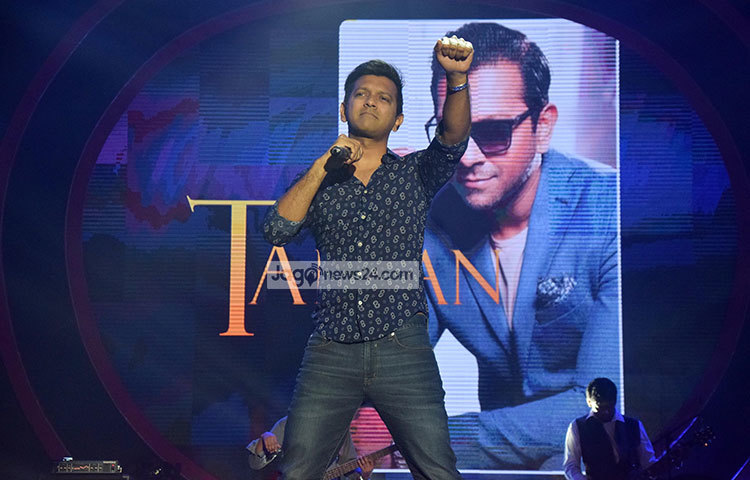 তাহসান মঞ্চে একে একে পরিবেশন করেন ‘সামনে তুমি দাঁড়িয়ে’, ‘ছুঁয়ে দিলে মন’, ‘কেন অবেলায় পেলাম তোমায়’, ‘বিন্দু’, ‘প্রেম তুমি’, ‘আলো আলো’ গানগুলো। ছবি: মাহবুব আলম