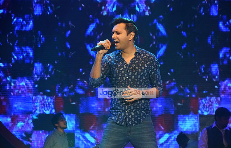 তাহসানের গানে মুগ্ধ হন শ্রোতারা। এ অনুষ্ঠানের উপস্থাপনায় ছিলেন রিয়াজ, পায়েল ও নওশীন। ছবি: মাহবুব আলম
