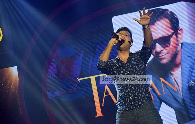 গান পরিবেশনে মগ্ন আছেন তাহসান। তার গানের সুরে সুরে হারিয়ে গিয়েছিলেন ভক্ত ও শ্রোতারা। ছবি: মাহবুব আলম