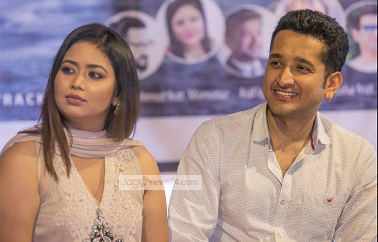 প্রকাশনা অনুষ্ঠানে হাস্যোজ্জ্বল ভঙ্গিতে ক্যামেরাবন্দি হয়েছেন ‘ভয়ংকর সুন্দর’ ছবির অভিনয়শিল্পী ভাবনা ও পরমব্রত। ছবি : মাহবুব আলম