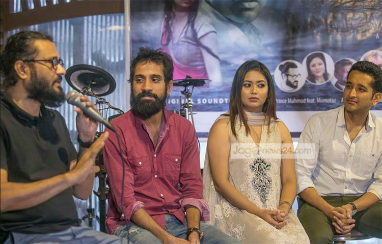 প্রকাশনা অনুষ্ঠানে বক্তব্য দিচ্ছেন গীতিকার প্রিন্স মাহমুদ। ছবি : মাহবুব আলম