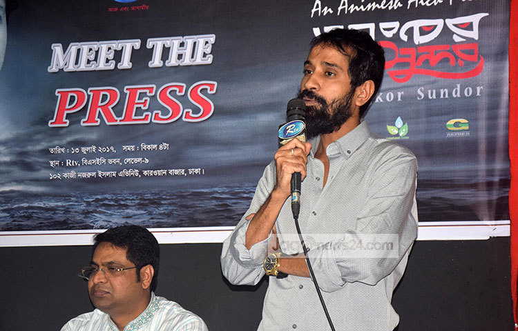 সংবাদ সম্মেলনে বক্তব্য রাখছেন নির্মাতা অনিমেষ আইচ। এ সময় তিনি তার ছবির নানা দিক নিয়ে কথা বলেন। ছবি : মাহবুব আলম