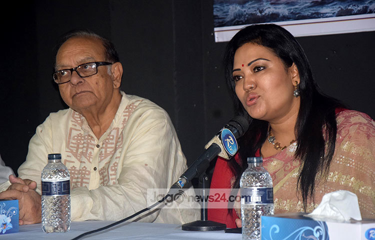 ‘ভয়ংকর সুন্দর’ ছবির সংবাদ সম্মেলনে উপস্থিত ছিলেন সংগীতশিল্পী মমতাজ। তিনি বলেন, ‘যত দূর জানি, আমাদের নিজস্ব ধারার গল্প নিয়ে নির্মিত হয়েছে সিনেমাটি; যা সবার ভালো লাগবে। আমি সার্বিক সফলতা কামনা করি সিনেমাটির জন্য।’ ছবি : মাহবুব আলম