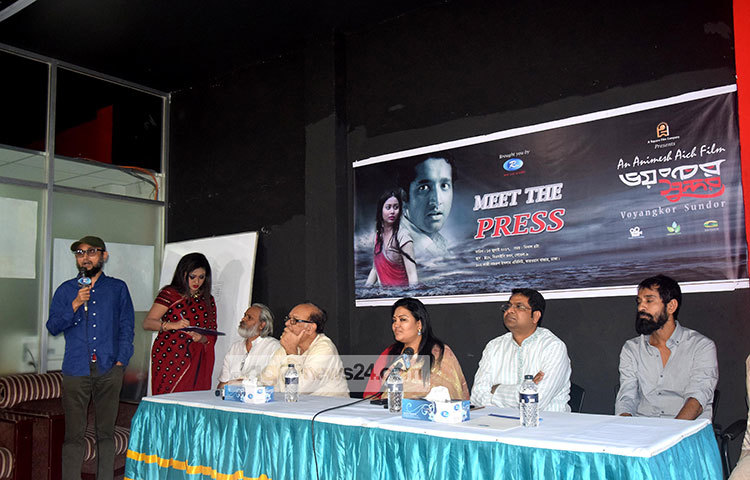 সংবাদ সম্মেলনে এসেছিলেন নির্মাতা মোস্তফা সরয়ার ফারুকী। তিনি তার বক্তব্যে ছবিটির জন্য শুভ কামনা করেন। ছবি : মাহবুব আলম