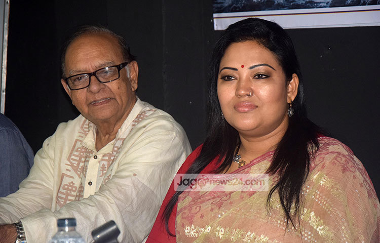 ‘ভয়ংকর সুন্দর’ ছবির সংবাদ সম্মেলনে উপস্থিত অভিনেতা ও সাংস্কৃতিক ব্যক্তিত্ব সৈয়দ হাসান ইমাম। তার পাশে রয়েছেন সংগীতশিল্পী মমতাজ। ছবি : মাহবুব আলম