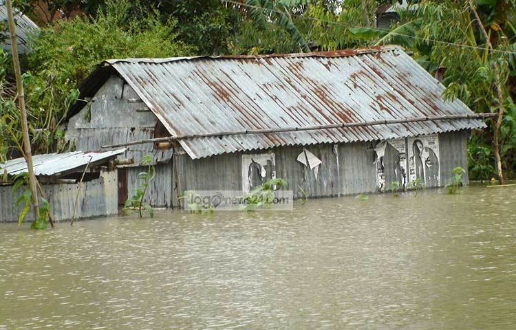 পানি বৃদ্ধি অব্যাহত থাকায় জামালপুরের সার্বিক বন্যা পরিস্থিতি ভয়াবহ রূপ নিয়েছে।
গত ২৪ ঘণ্টায় যমুনা,  ব্রহ্মপুত্র, ঝিনাইসহ জামালপুর জেলার সবগুলো নদীর পানি বেড়েছে। ছবি : শুভ্র মেহেদী
