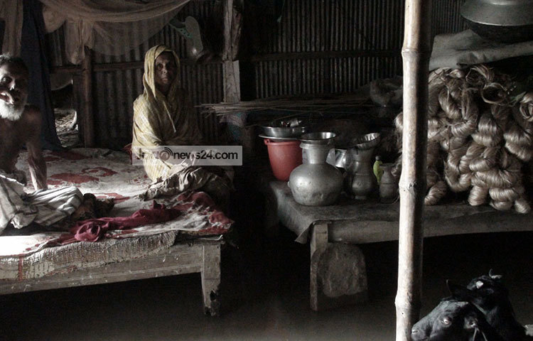 পানিবন্দি জনজীবন। ঘরের মধ্যে পানি উঠে যাওয়ায় চৌকিতে বসে আছেন দুই প্রবীণ। জেলার নদ-নদীগুলোর পানি বৃদ্ধি অব্যাহত থাকায়  ইসলামপুর, দেওয়ানগঞ্জ, মেলান্দহ, মাদারগঞ্জ, সরিষাবাড়ি ও জামালপুর সদরের আরো ১৫টি ইউনিয়ন নতুন করে বন্যা প্লাবিত হয়েছে। ছবি : শুভ্র মেহেদী