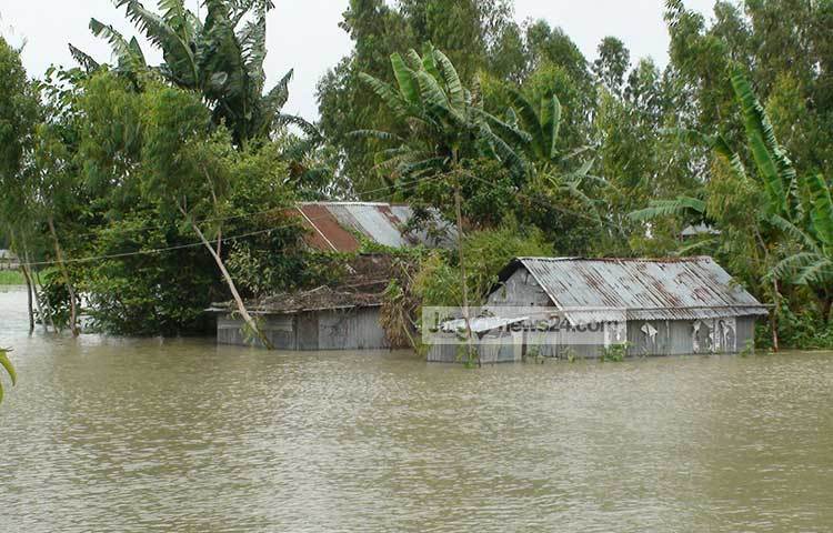 বন্যাকবলিত এলাকায় দেখা দিয়েছে পানিবাহিত নানা রোগ। জামালপুরের সিভিল সার্জন ডা. মোশায়ের-উল-ইসলাম জানিয়েছেন বন্যাকবলিত এলাকায় ৭৭টি মেডিকেল টিম কাজ শুরু করেছে। ছবি : শুভ্র মেহেদী