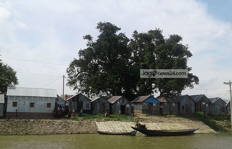 দেশের বিভিন্ন স্থান থেকে লংগন নদীতে নৌভ্রমণে আসছেন। এই নদীর প্রাকৃতিক সৌন্দর্য সত্যিই মুগ্ধ করার মত। ছবি : শাহরিয়ার কাসেম