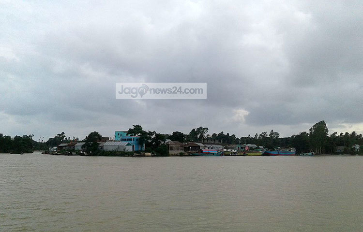 লংগন নদীর শান্ত জল। নদীর দুই ধারের প্রাকৃতিক সৌন্দর্য মন ভালো করে দেয়। ছবি : শাহরিয়ার কাসেম