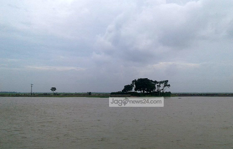 লংগন নদীর শান্ত-স্নিগ্ধ রূপ। এই রূপ ভ্রমণকারীদের প্রতিনিয়ত আকৃষ্ট করছে। শহুরে জীবনের ক্লান্তি দূর করতে অনেকেই ছুটে আসছেন লংগন নদীতে নৌভ্রমণে। ছবি : শাহরিয়ার কাসেম