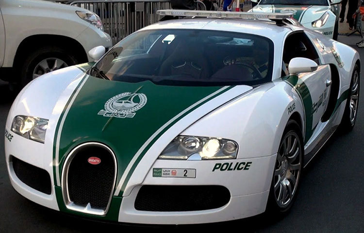 দুবাইয়ের পুলিশের গাড়ি দেখতে অনেক আকর্ষণীয়। দ্রুতগতি সম্পন্ন এই গাড়ি দুবাইয়ের পুলিশের কর্তব্য পালনে খুবই সহায়ক।