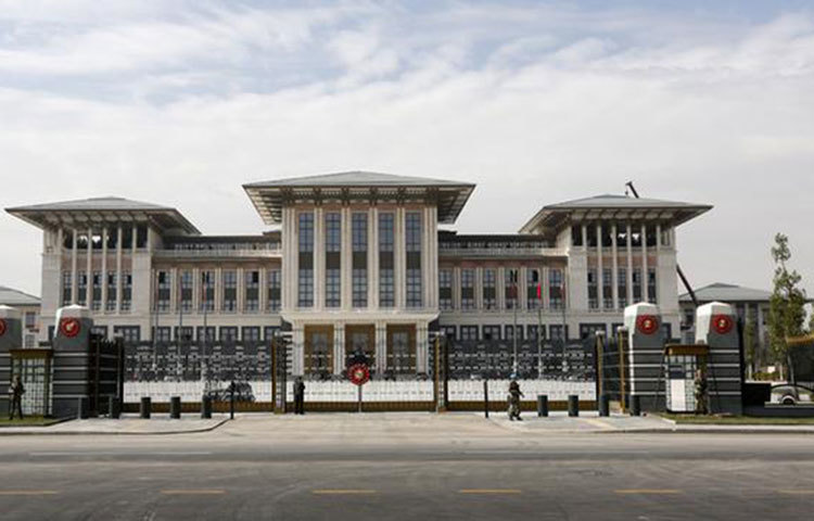 তুরস্কের প্রেসিডেন্ট রেচেপ তায়েপ এরদোয়ানের নতুন দপ্তর এটি। নাম &lsquo;হোয়াইট প্যালেস&rsquo;। অক্টোবর ২৯, ২০১৪ সালে এটি উদ্বোধন করেন এরদোয়ান। প্রায় সাড়ে তিনশো মিলিয়ন ডলার ব্যয়ে নির্মিত এই প্রেসিডেন্ট প্যালেসে ঘর রয়েছে এক হাজারটি।