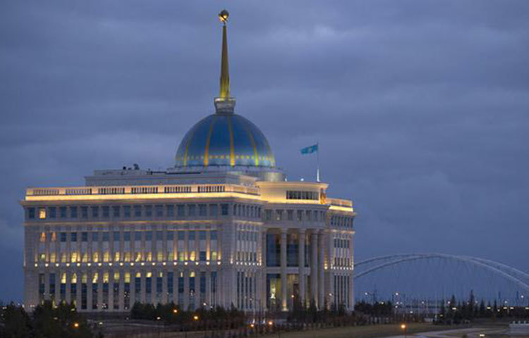 প্রাকৃতিক সম্পদে ভরপুর কাজাখস্থানের প্রেসিডেন্ট ভবন৷ যুক্তরাষ্ট্রের &lsquo;হোয়াইট হাউস&rsquo;-এর মতো মনে হচ্ছে কি? রাতের বেলায় এই ভবনে আলোর নাচন দেখা যায়।