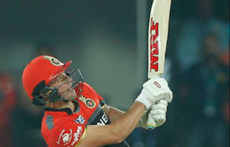 এবি ডি ভিলিয়ার্স : আইপিএলের অন্যতম সেরা খেলোয়াড় এবি ডি ভিলিয়ার্স ১২৪টি ম্যাচ খেলে ৩৯.৫৫ গড়ে ৩৪০২ রান করেছেন। তিনি ৩টি শতরান ও ২২টি অর্ধশতরান করেছেন আইপিএলে।