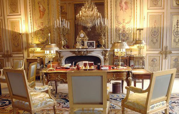 এলিসি প্রাসাদ। ফ্রান্সের প্রেসিডেন্ট বসেন এই টেবিলে। এ থেকে দেশটির প্রেসিডেন্টদের জন্য বরাদ্দ সরকারি বাসভবন এলিসি প্রাসাদ সম্পর্কে একটা ধারণা পাওয়া যাবে।