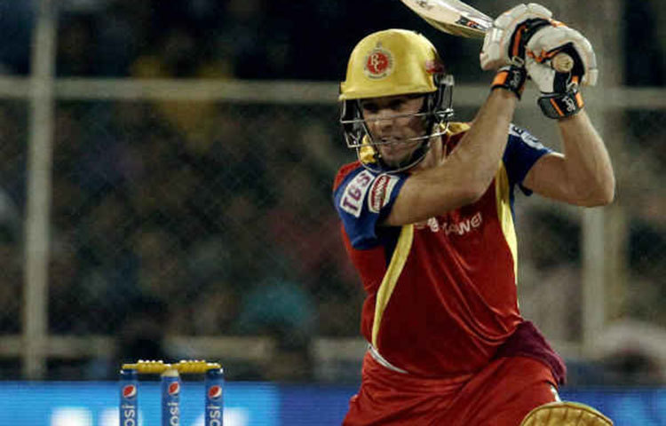 এবি ডি ভিলিয়ার্স : দিল্লির হয়ে খেলার পর ব্যাঙ্গালুরুর দলে যোগ দেন এবি। ১২৪টি ম্যাচে তার সংগ্রহ ৩,৪০২ রান। যার মধ্যে ৩টি শতরান ও ২২টি অর্ধশতক রয়েছে।