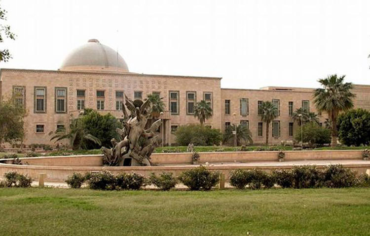 এটি ইরাকের এক সময়ের প্রভাবশালী প্রেসিডেন্ট সাদ্দাম হোসেনের বাসভবন। ২০০৩ সালে তোলা এই ছবিটি তোলা হয়েছে।