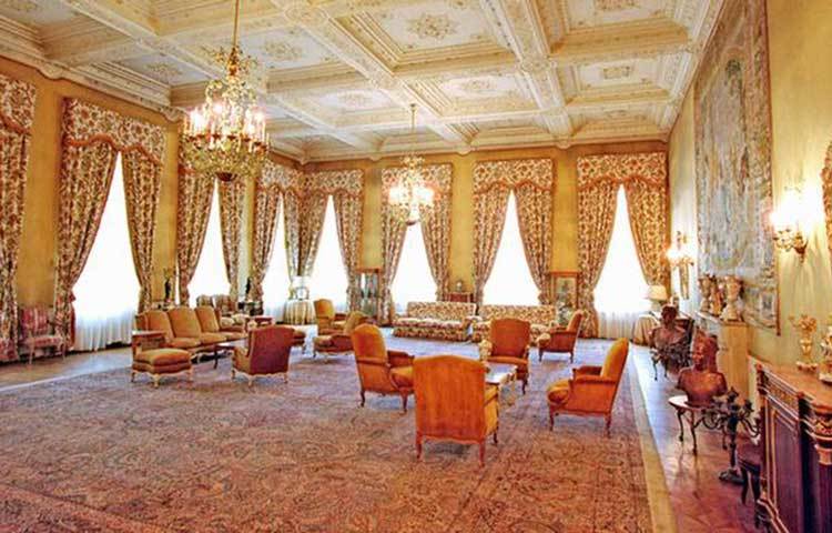 ইরানের প্রেসিডেন্ট ভবনের নাম &lsquo;সা&rsquo;দাবাদ প্যালেস&rsquo;। ১৯২০ সালে রেজা শাহ পাহলভি প্রাসাদের সংস্কার করে এর আকার বড় করেন। বর্তমানে প্যালেসে ১৮টি ক্যাসেল বা ভবন রয়েছে।